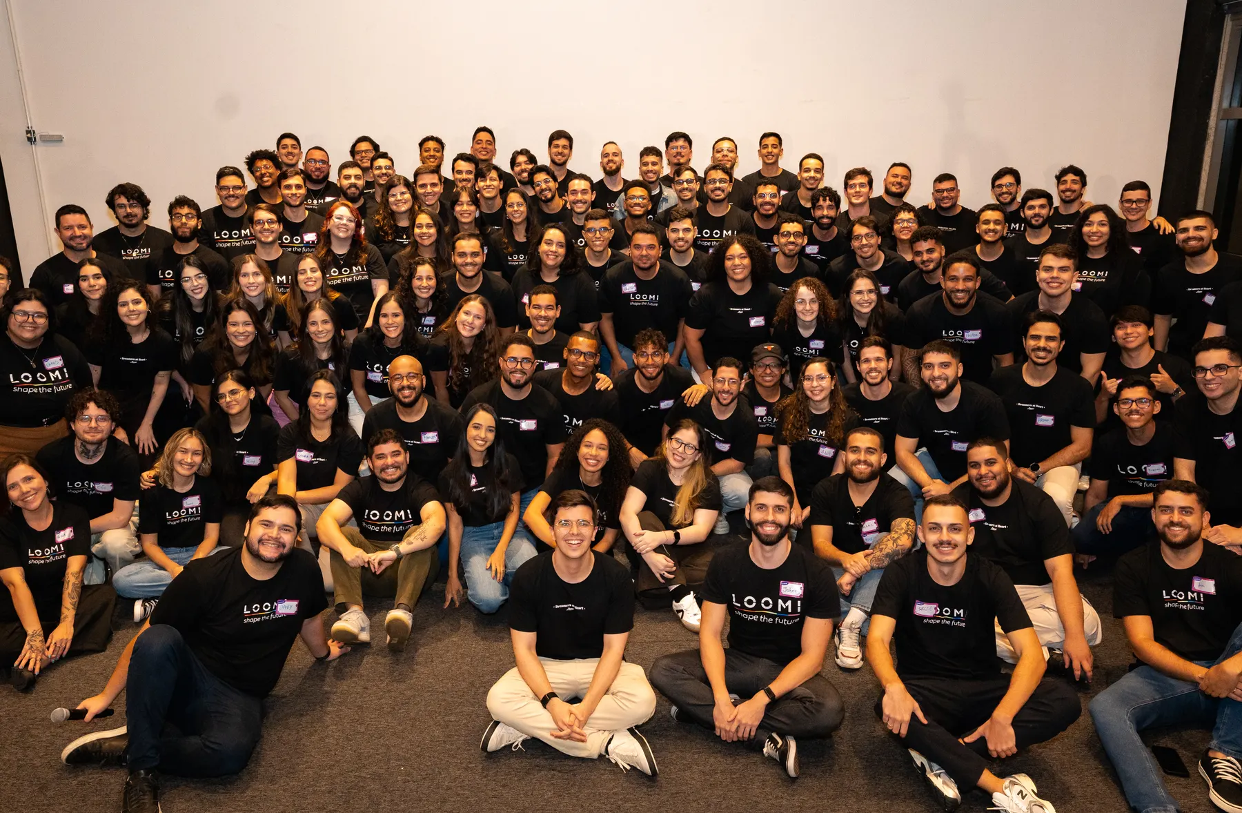 O time da Loomi reunido, com a camiseta da empresa